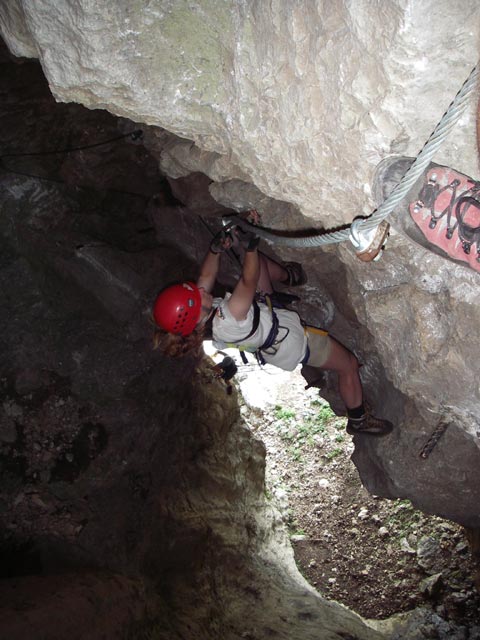 Roßlochhöhlen-Klettersteig: Daniela in der Höhle