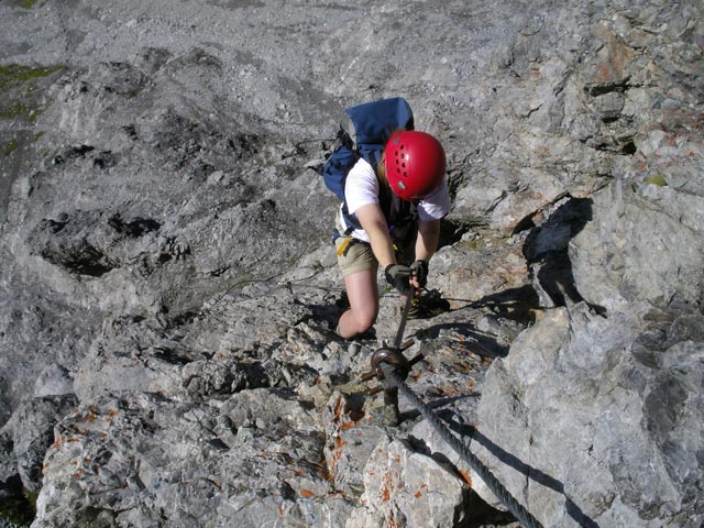 Arlberger Klettersteig: Daniela zwischen westlichem Einstieg und Knoppenjochspitze