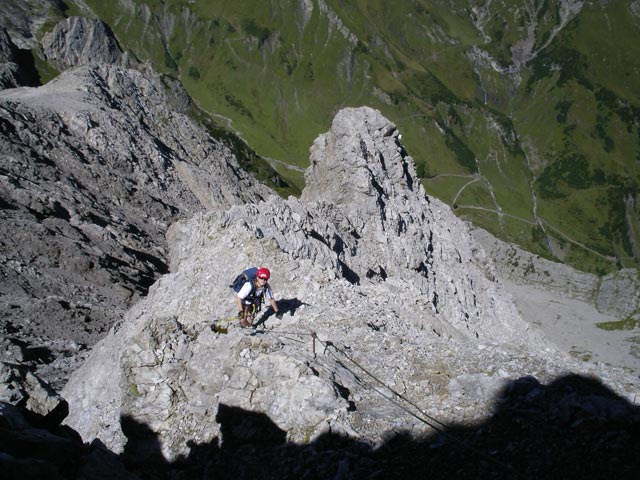 Arlberger Klettersteig: Daniela zwischen 'Haifischz&auml;hnen' und Wei&szlig;schrofenspitze