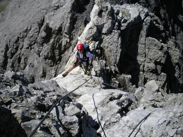 Arlberger Klettersteig: Daniela zwischen 'Haifischz&auml;hnen' und Wei&szlig;schrofenspitze