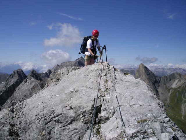 Arlberger Klettersteig: Daniela zwischen 'Haifischz&auml;hnen' und Wei&szlig;schrofenspitze