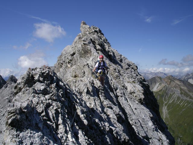 Arlberger Klettersteig: Daniela zwischen 'Haifischz&auml;hnen' und Wei&szlig;schrofenspitze