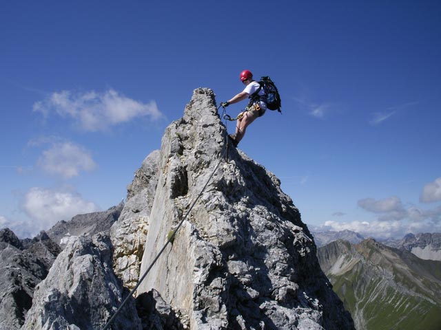 Arlberger Klettersteig: Daniela zwischen 'Haifischz&auml;hnen' und Wei&szlig;schrofenspitze