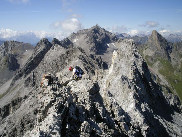 Arlberger Klettersteig: Daniela zwischen 'Haifischz&auml;hnen' und Wei&szlig;schrofenspitze