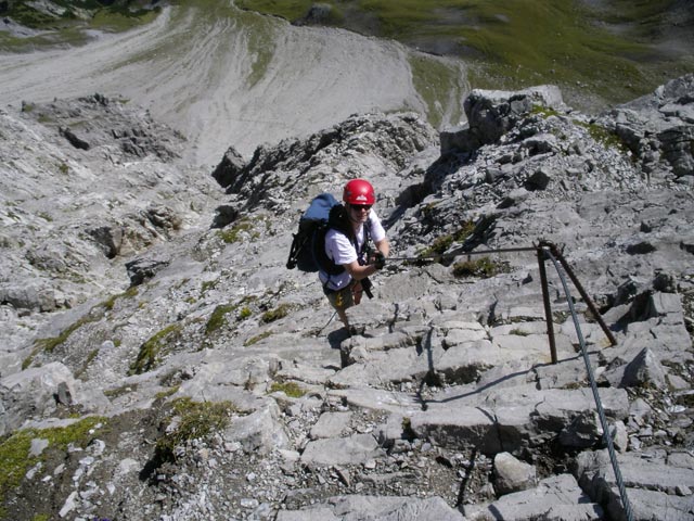 Arlberger Klettersteig: Daniela zwischen Wei&szlig;schrofenspitze und &ouml;stlichem Einstieg