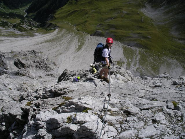 Arlberger Klettersteig: Daniela zwischen Wei&szlig;schrofenspitze und &ouml;stlichem Einstieg
