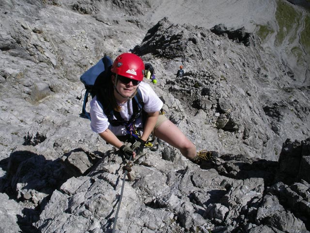 Arlberger Klettersteig: Daniela zwischen Wei&szlig;schrofenspitze und &ouml;stlichem Einstieg