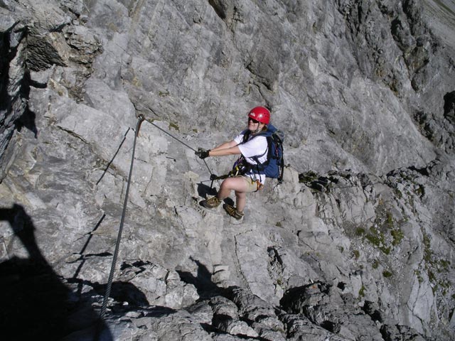 Arlberger Klettersteig: Daniela zwischen Wei&szlig;schrofenspitze und &ouml;stlichem Einstieg