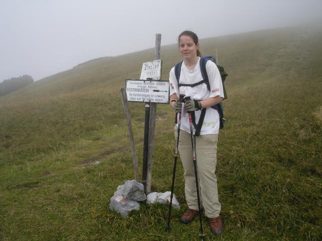 Daniela auf Weg 862 bei der Abzweigung zum Feistringstein