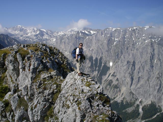 Daniela zwischen Feistringstein-Klettersteig und Vorgipfel des Gro&szlig;en Feistringsteins