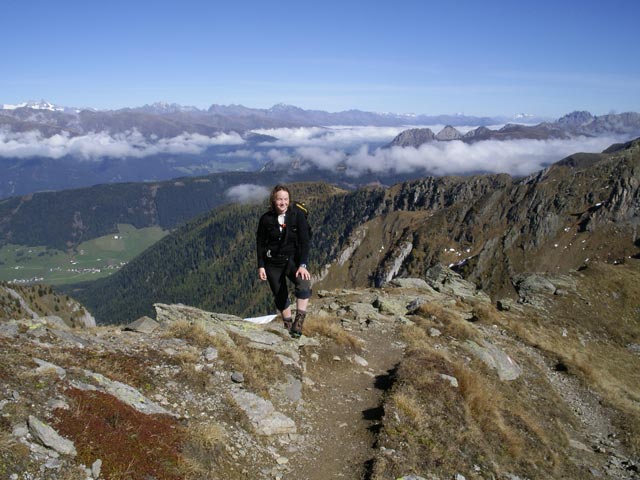Irene am Karnischen Höhenweg zwischen Eisenreich und Obstanser-See-Hütte (7. Okt.)