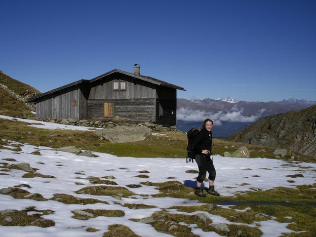 Irene am Karnischen Höhenweg zwischen Eisenreich und Obstanser-See-Hütte (7. Okt.)