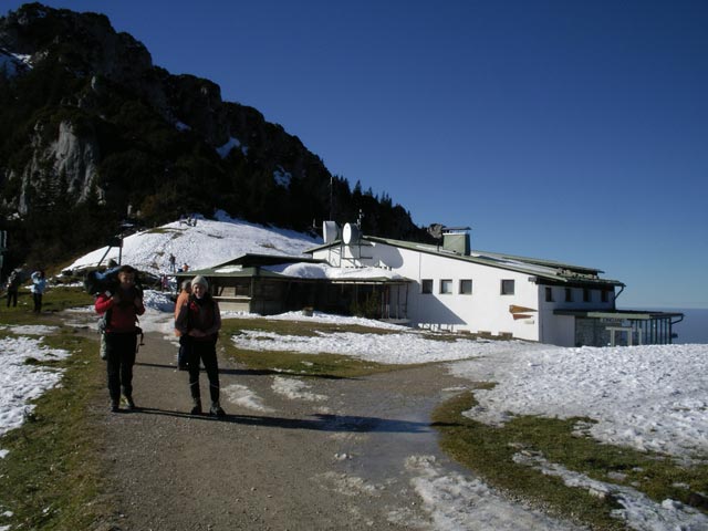 Erhard und Erika bei der Bergstation der Kampenwandbahn, 1.461 m