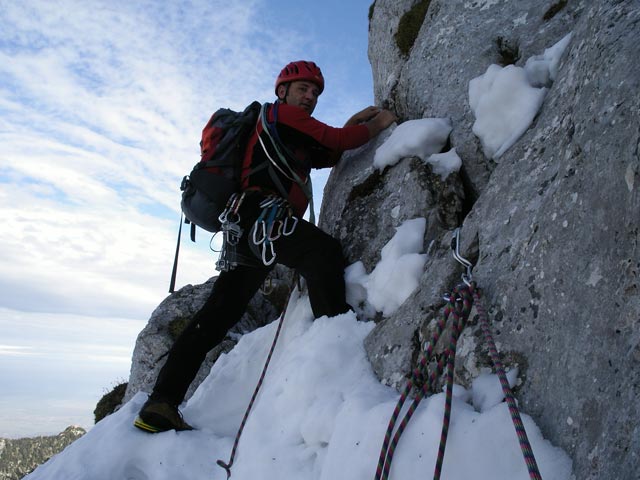 Überschreitung: Erhard am Standplatz nach der 1. Seillänge