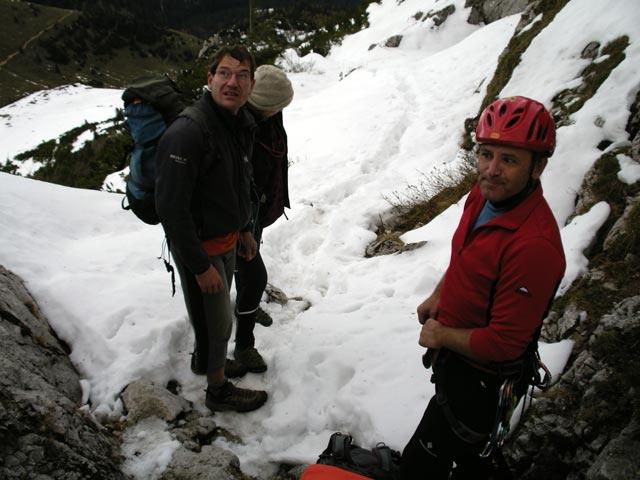 &Uuml;berschreitung: Andreas, Erika und Erhard beim Ausstieg