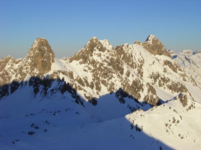 Knoppenjochspitze, Lisunspitze und Wei&szlig;schrofenspitze von der Schindlerspitze aus (27. Dez.)