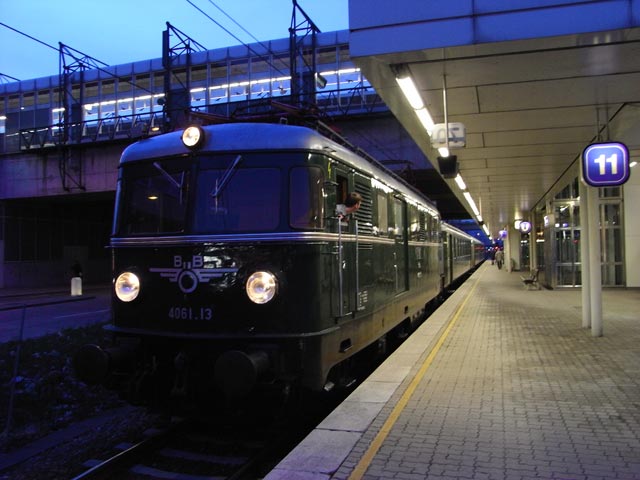 5061.13 mit EZ 6993 'Wachau' im Bahnhof Wien Handelskai (24. M&auml;rz)