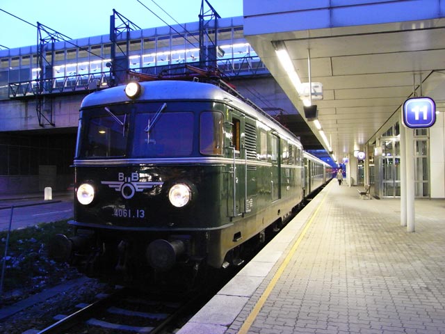 5061.13 mit EZ 6993 'Wachau' im Bahnhof Wien Handelskai (24. M&auml;rz)