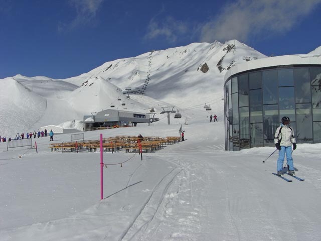 Mama beim Restaurant Salaas, 2.456 m (14. Apr.)