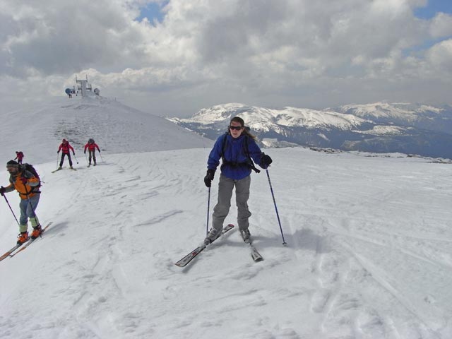 Daniela zwischen Klosterwappen und Fischerh&uuml;tte
