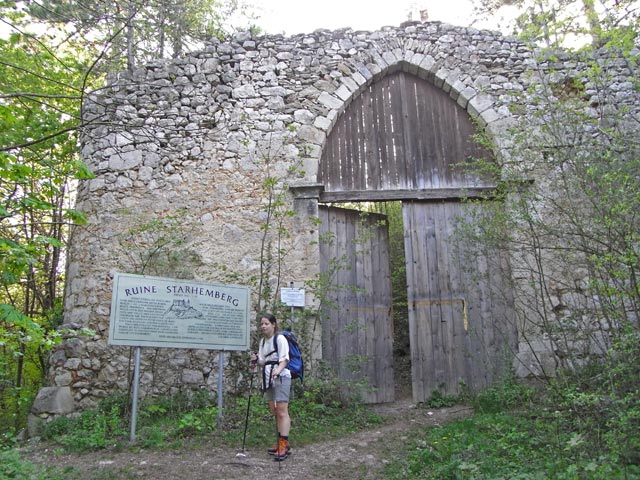 Daniela bei der Ruine Starhemberg