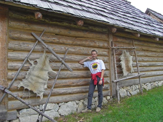 Ich beim Schlafgeb&auml;ude