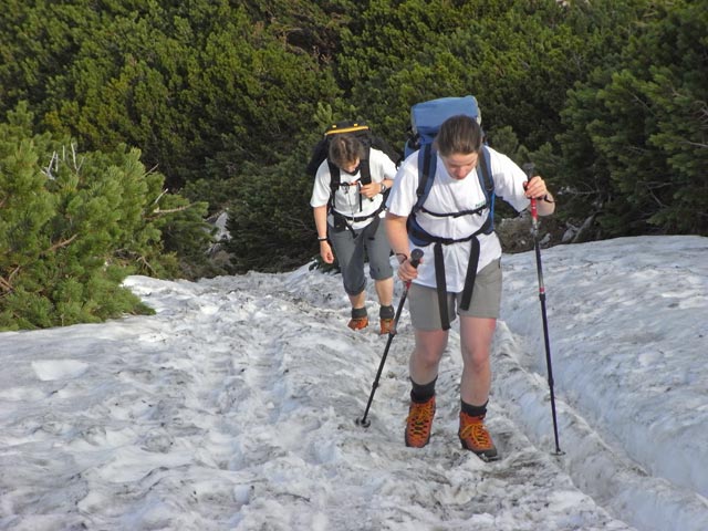 Irene und Daniela zwischen Gmundner H&uuml;tte und Pyramidenkogel (25. Mai)