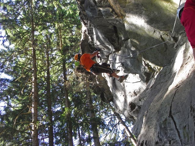 Zimmereben-Klettersteig: Axel im &Uuml;berhang