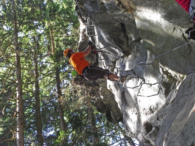 Zimmereben-Klettersteig: Axel im &Uuml;berhang