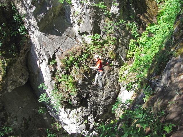 Zimmereben-Klettersteig: Martina auf der Seilbr&uuml;cke