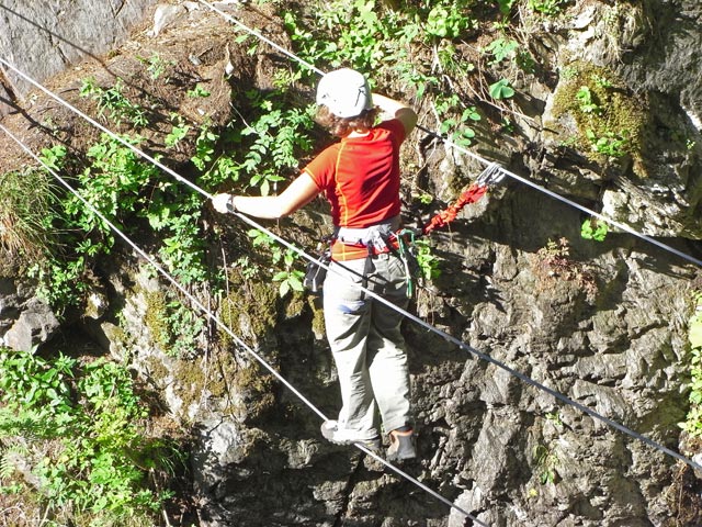 Zimmereben-Klettersteig: Martina auf der Seilbr&uuml;cke