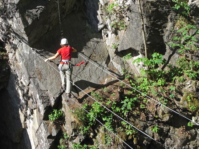 Zimmereben-Klettersteig: Martina auf der Seilbr&uuml;cke