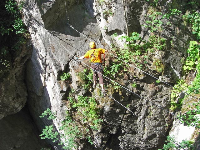 Zimmereben-Klettersteig: Axel auf der Seilbr&uuml;cke