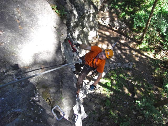 Zimmereben-Klettersteig: Axel im &Uuml;berhang