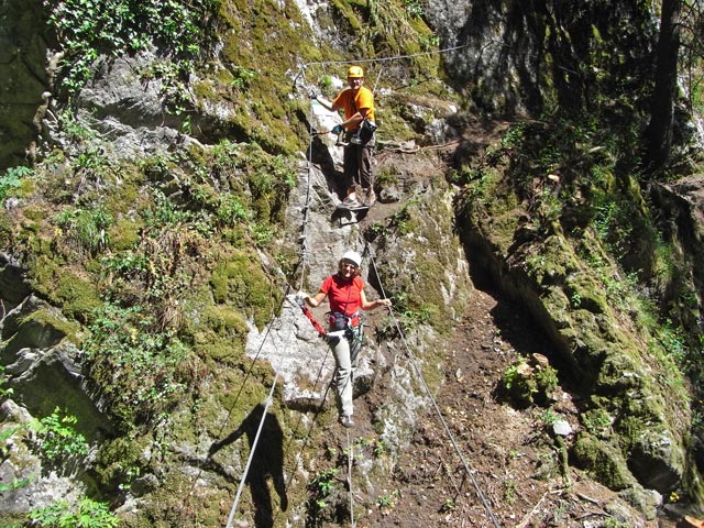 Zimmereben-Klettersteig: Martina und Axel auf der Seilbr&uuml;cke