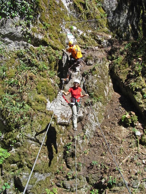 Zimmereben-Klettersteig: Axel und Martina auf der Seilbr&uuml;cke