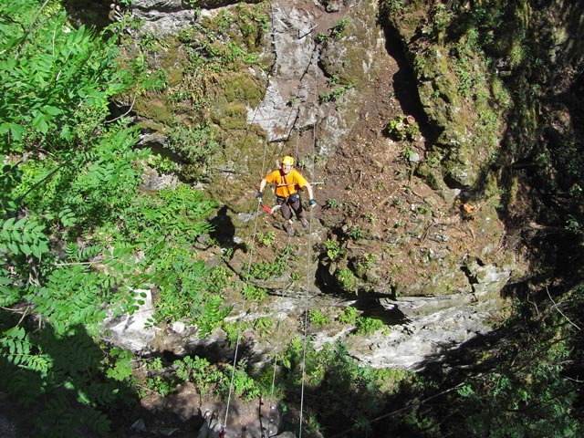 Zimmereben-Klettersteig: Axel auf der Seilbr&uuml;cke