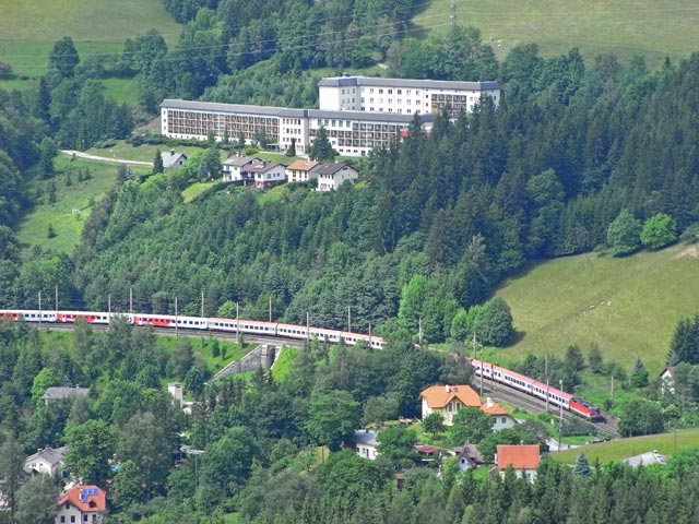 &Ouml;BB-EC 556 'TU Graz' zwischen Breitenstein und Klamm-Schottwien