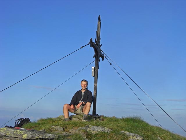 Ich beim Gipfelkreuz des Schie&szlig;ecks (28. Juni)