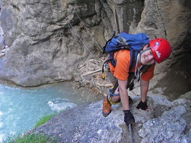Galitzenklamm-Klettersteig: Daniela nach der ersten Seilbr&uuml;cke (5. Juli)