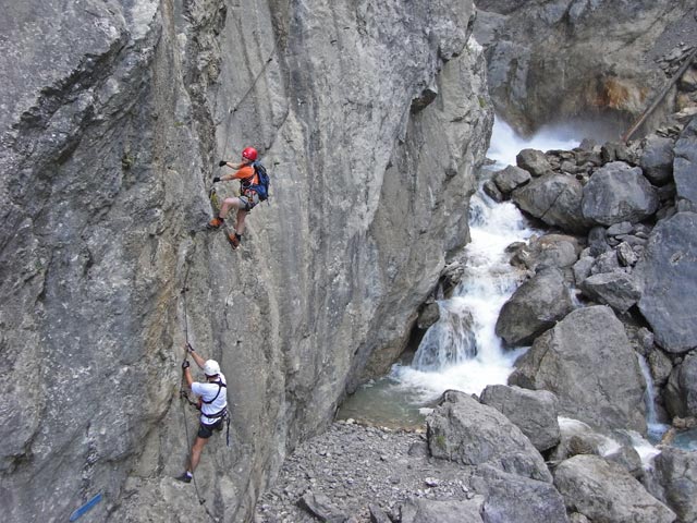 Galitzenklamm-Klettersteig: Norbert und Daniela in der Schl&uuml;sselstelle (5. Juli)