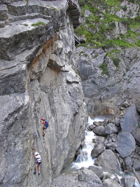 Galitzenklamm-Klettersteig: Norbert und Daniela in der Schl&uuml;sselstelle (5. Juli)