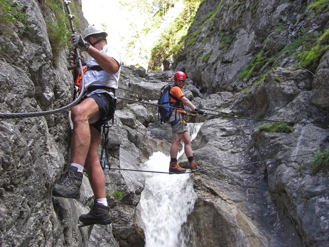 Galitzenklamm-Klettersteig: Norbert vor und Daniela auf der zweiten Seilbr&uuml;cke (5. Juli)