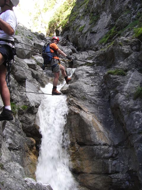 Galitzenklamm-Klettersteig: Daniela auf der zweiten Seilbr&uuml;cke (5. Juli)