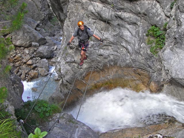 Galitzenklamm-Klettersteig: Erich auf der zweiten Seilbr&uuml;cke (5. Juli)