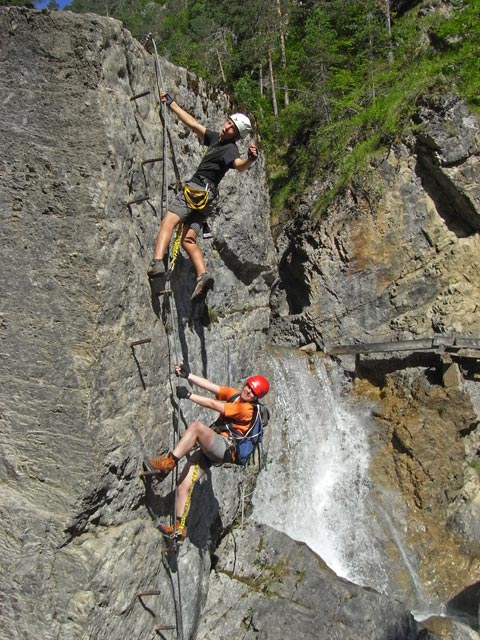 &Ouml;TK-Klettersteig Pirkner Klamm: Christoph und Daniela in der Einstiegswand (6. Juli)