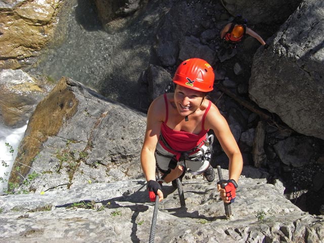 &Ouml;TK-Klettersteig Pirkner Klamm: Doris in der Einstiegswand (6. Juli)