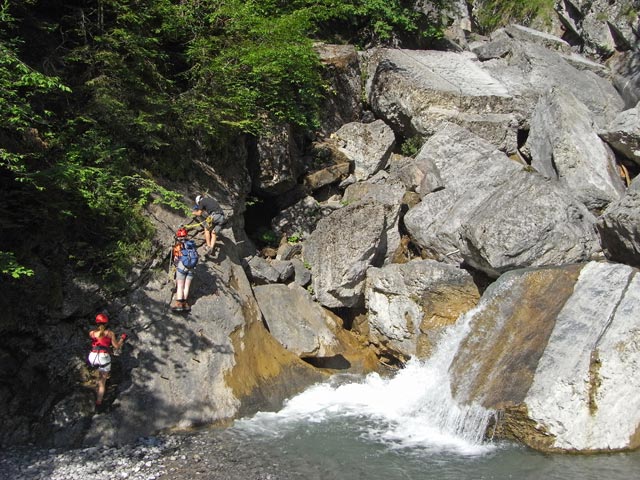 &Ouml;TK-Klettersteig Pirkner Klamm: Doris, Daniela und Christoph zwischen Einstieg und erster Seilbr&uuml;cke (6. Juli)