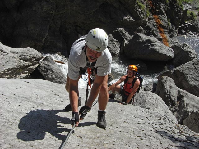 &Ouml;TK-Klettersteig Pirkner Klamm: Norbert und Erich zwischen Einstieg und erster Seilbr&uuml;cke (6. Juli)