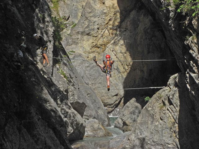 &Ouml;TK-Klettersteig Pirkner Klamm: Christoph und Daniela auf der ersten Seilbr&uuml;cke (6. Juli)